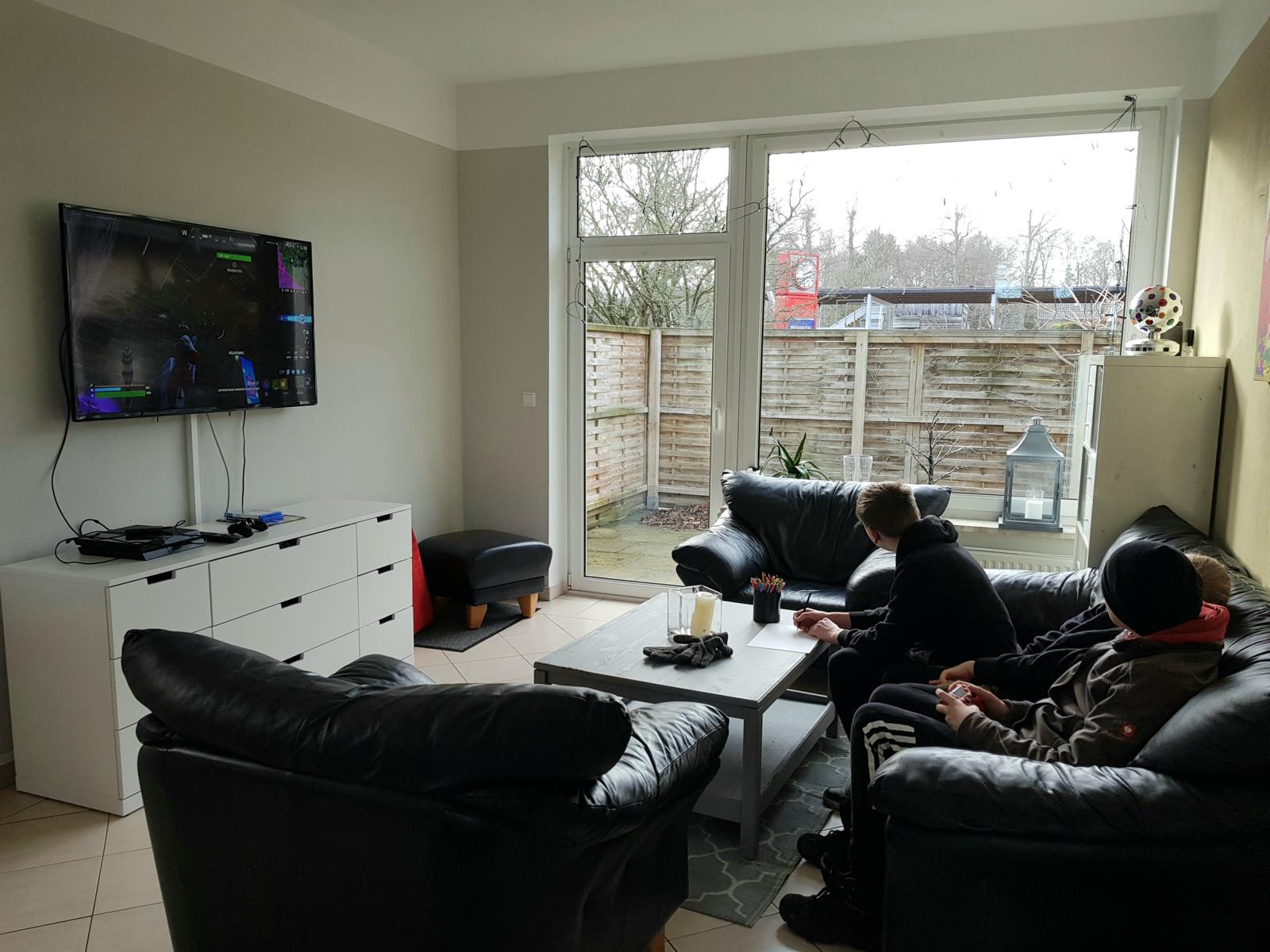 Ein Zimmer im Jugenzentrum mit einem Fernseher und Sofas