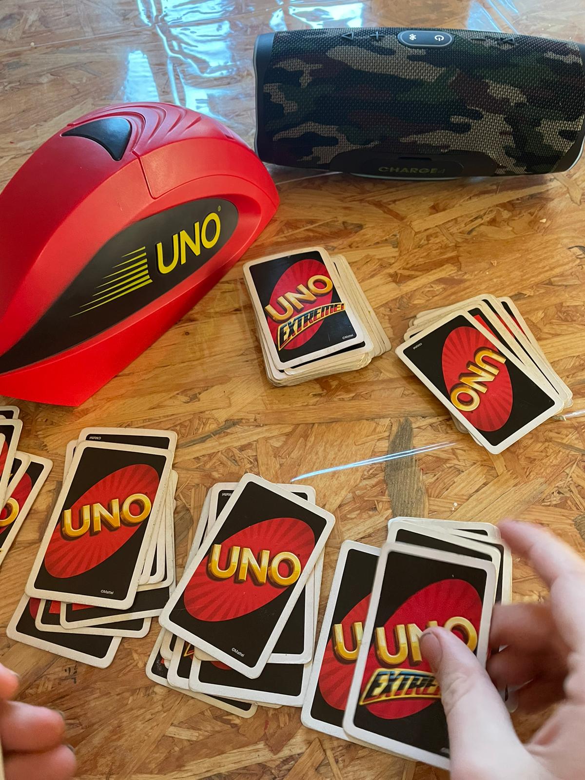 Das Kartenspiel 'Uno' auf einem Tisch