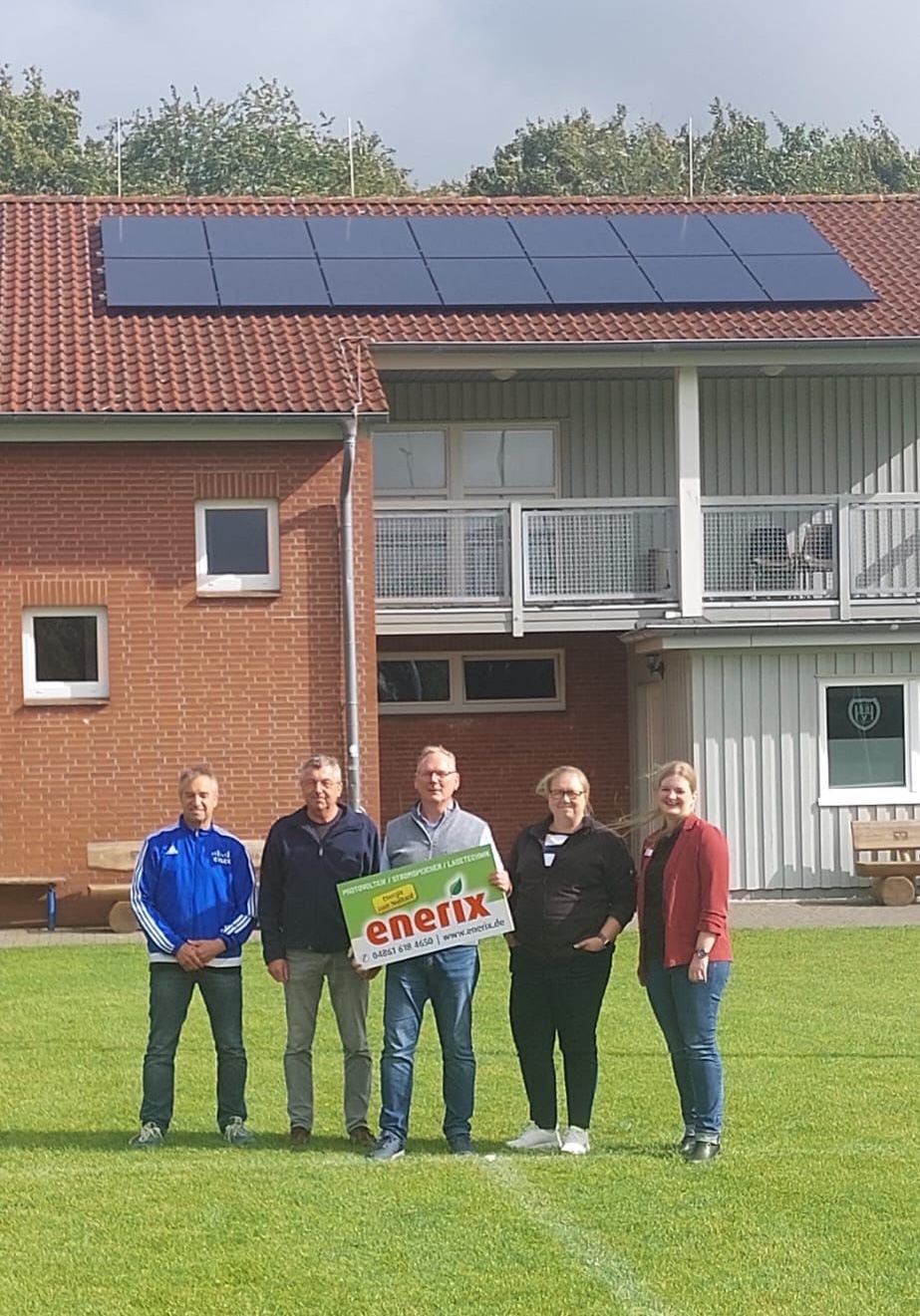 Übergabe der PV-Anlage auf dem Sportplatz Hennstedt